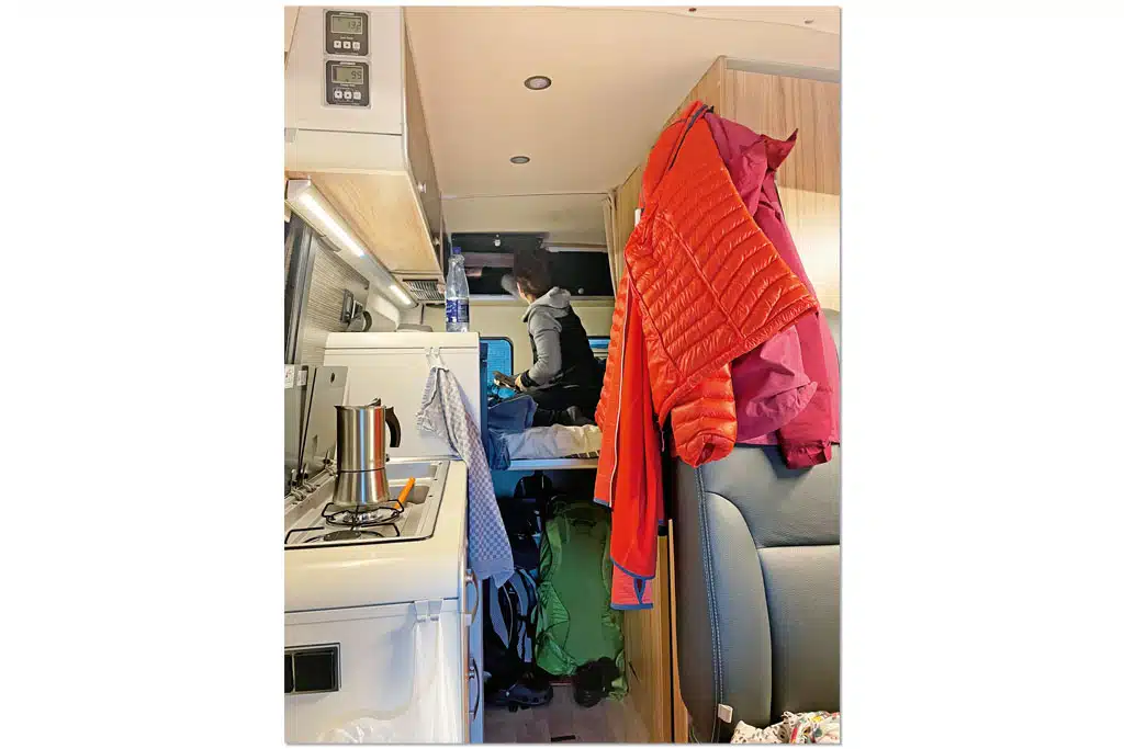 Wohnraum im Campervan mit Küchenmodul und Heckbett