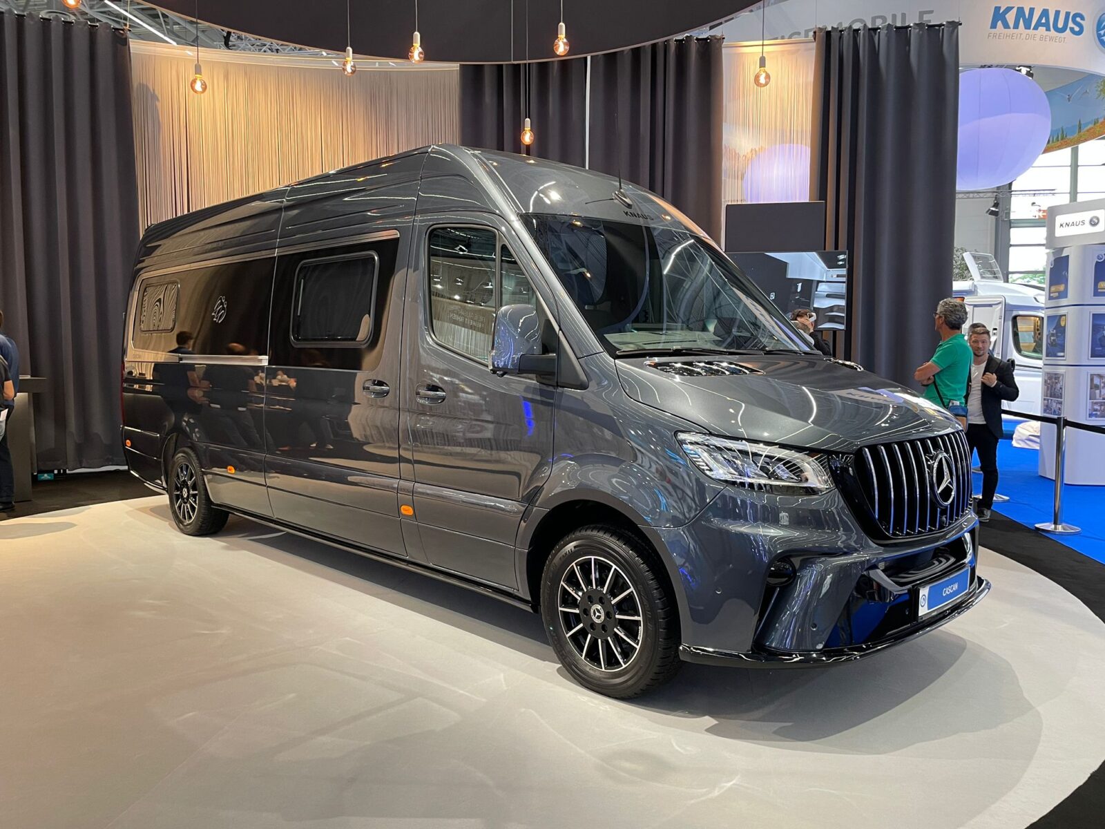 Dunkelgrauer Campervan in einer Messehalle