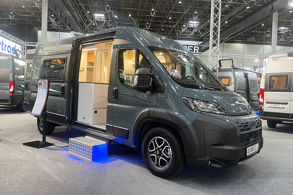 Dunkelgrauer Campervan auf einer Messe
