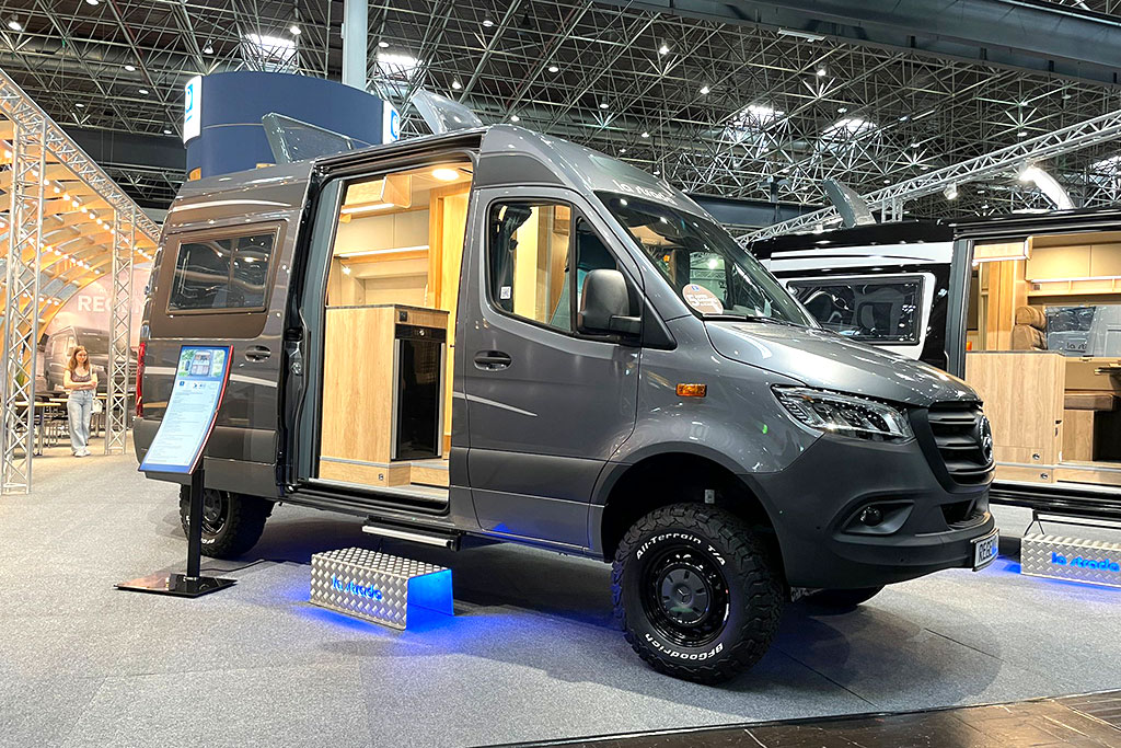 Dunkelgrauer Campervan auf einer Messe