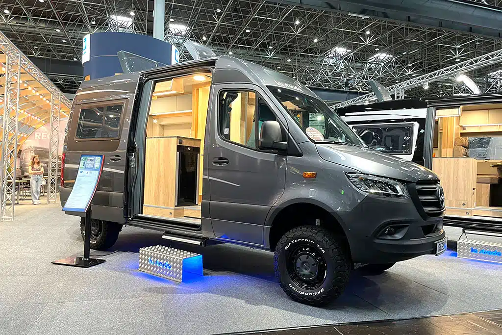 Dunkelgrauer Campervan auf einer Messe