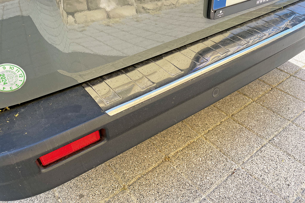 Ladekantenschutz an einem grauen Fahrzeug