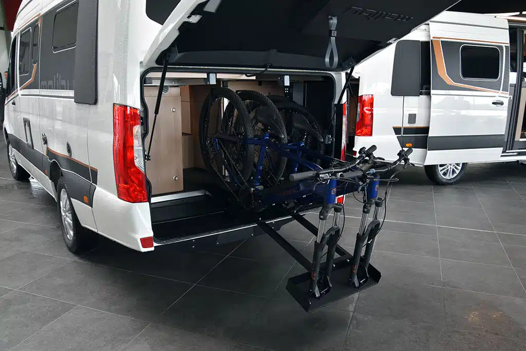 Neuartiger Fahrradträger an Malibu-Campervan auf Mercedes Sprinter