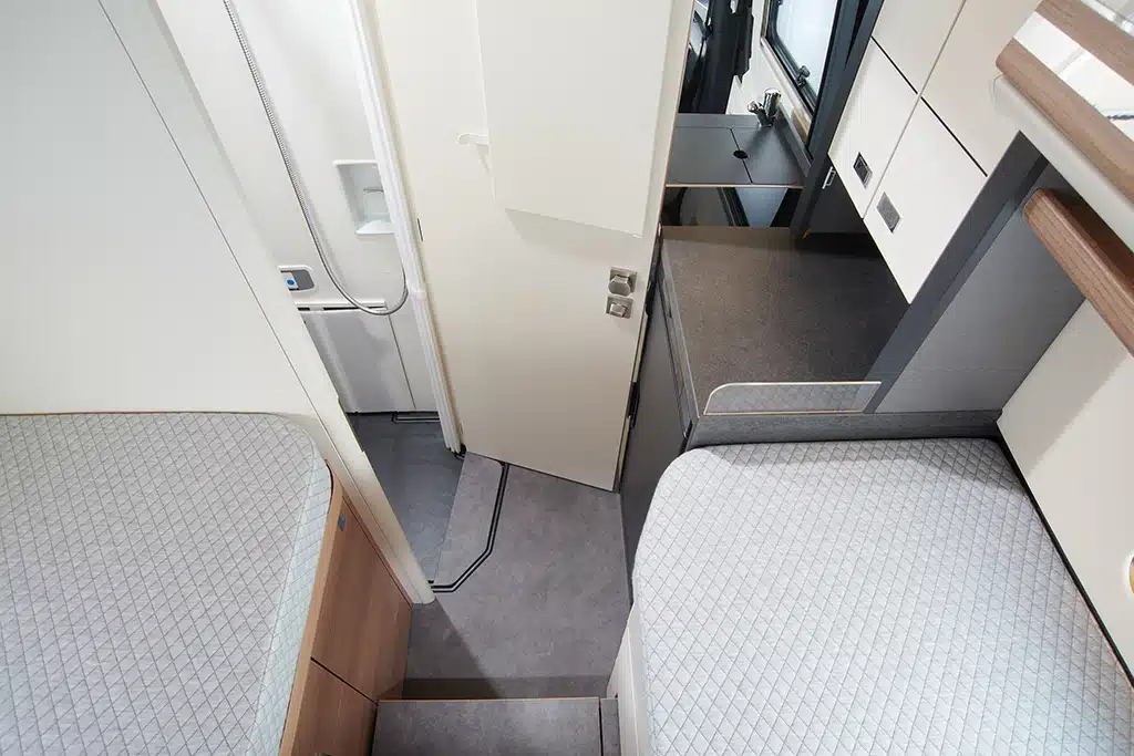 Clevere Badtür im Campervan von Malibu, die als Raumteiler dient.