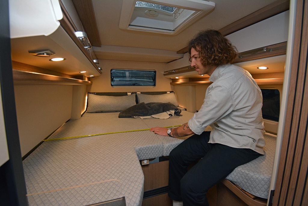 Redakteur misst die Betten im neuen Campervan Malibu Genius