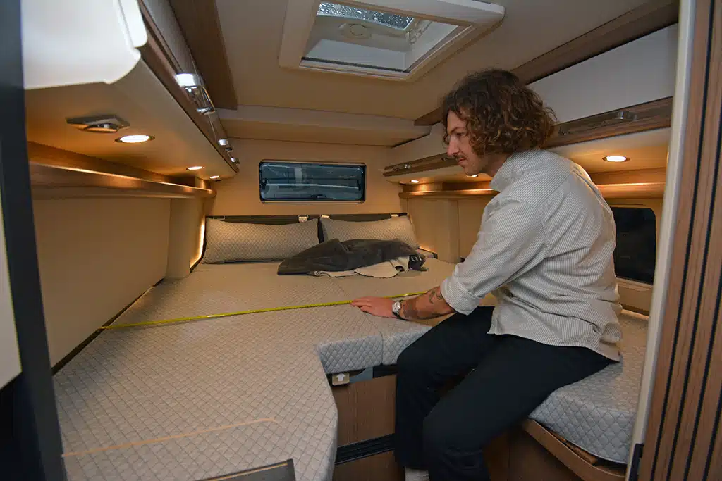Redakteur misst die Betten im neuen Campervan Malibu Genius