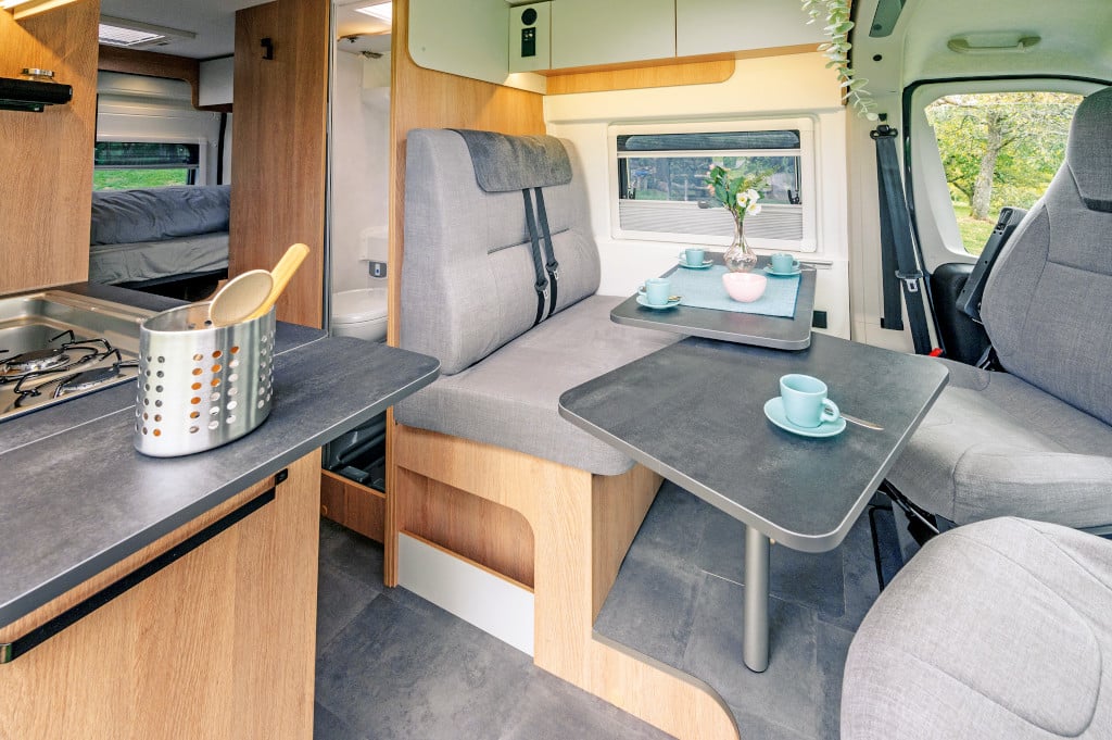 Blick auf hell möblierte Sitzgruppe