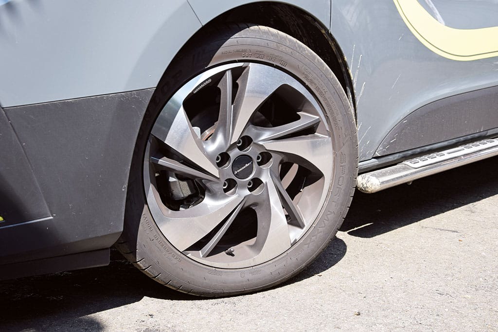 Reifen mit auffälligen Alu-Felgen