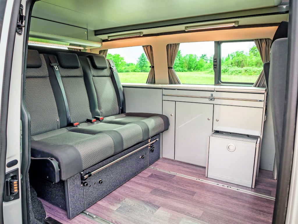 Blick von der Schiebetüre auf verschiebbare 3er- Sitzbank