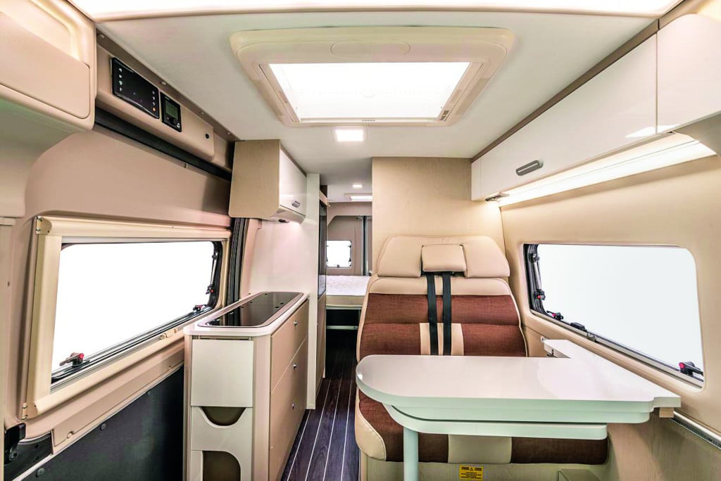 Blick nach hinten, Interior in Beige-Tönen und Polster mittelbraun, dunkler Boden