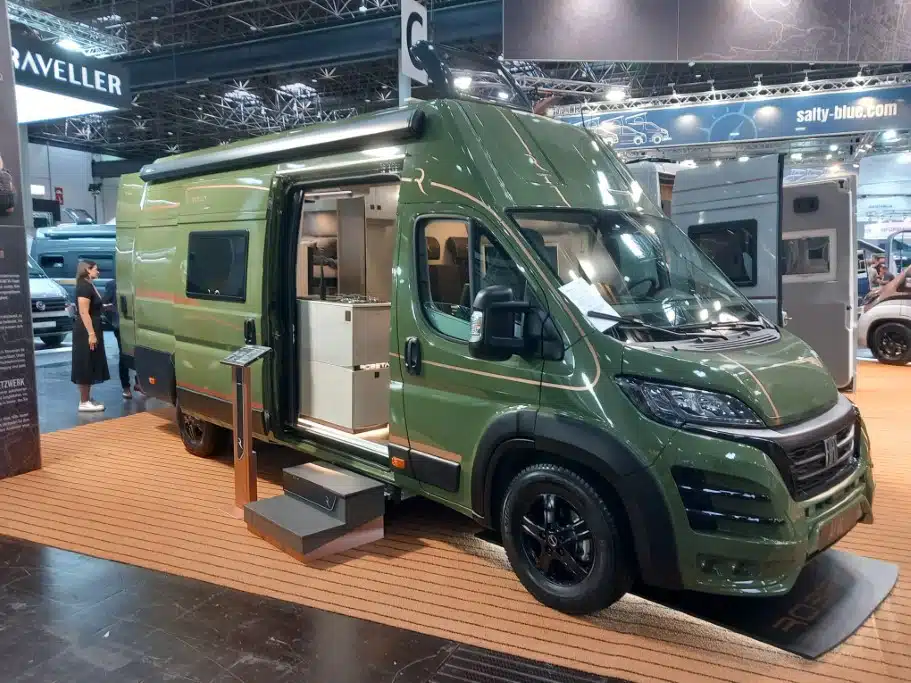 Grüner Campervan in einer Messehalle
