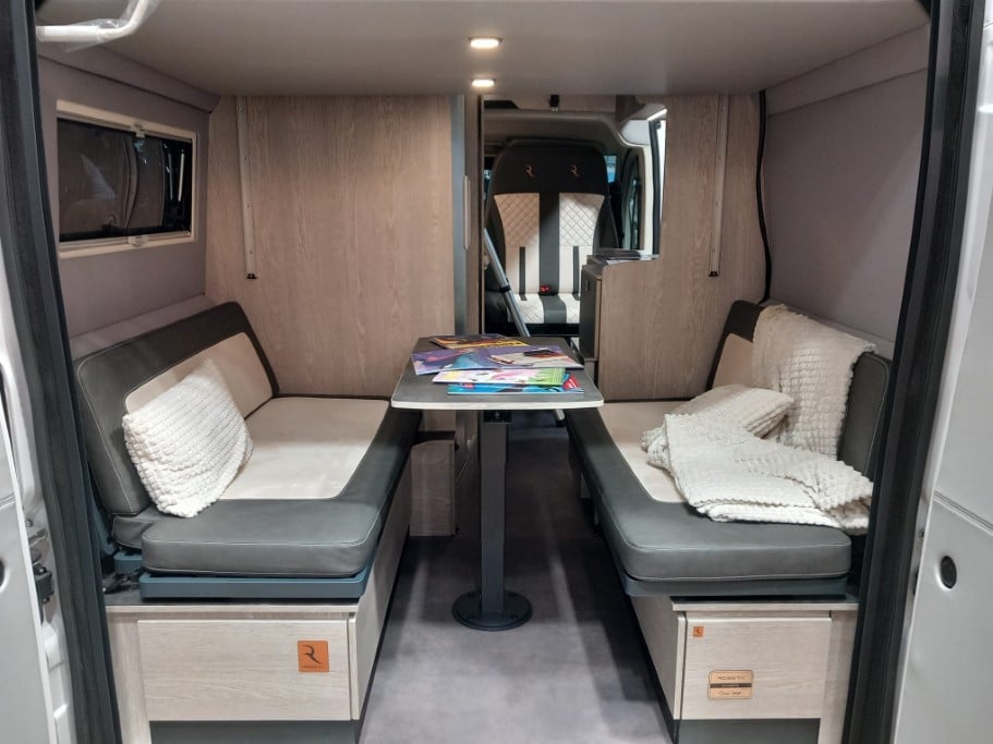 Zwei gegenüberliegende Sitzbänke im Campervan-Heck