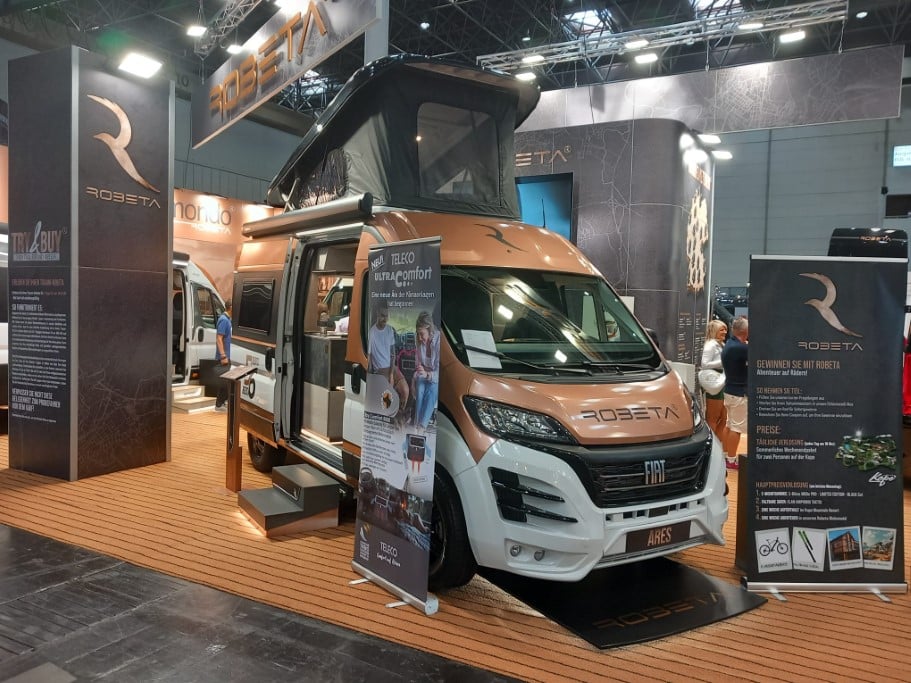 Braun-weisser Campervan in einer Messehalle