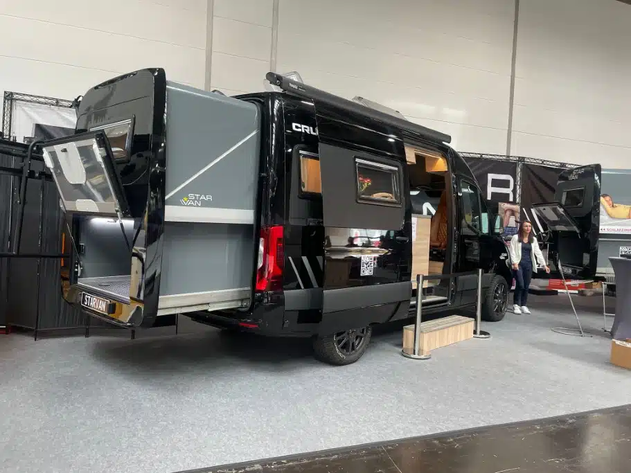 Schwarzer Campervan mit ausziehbarer Heck-Wohnraumerweiterung