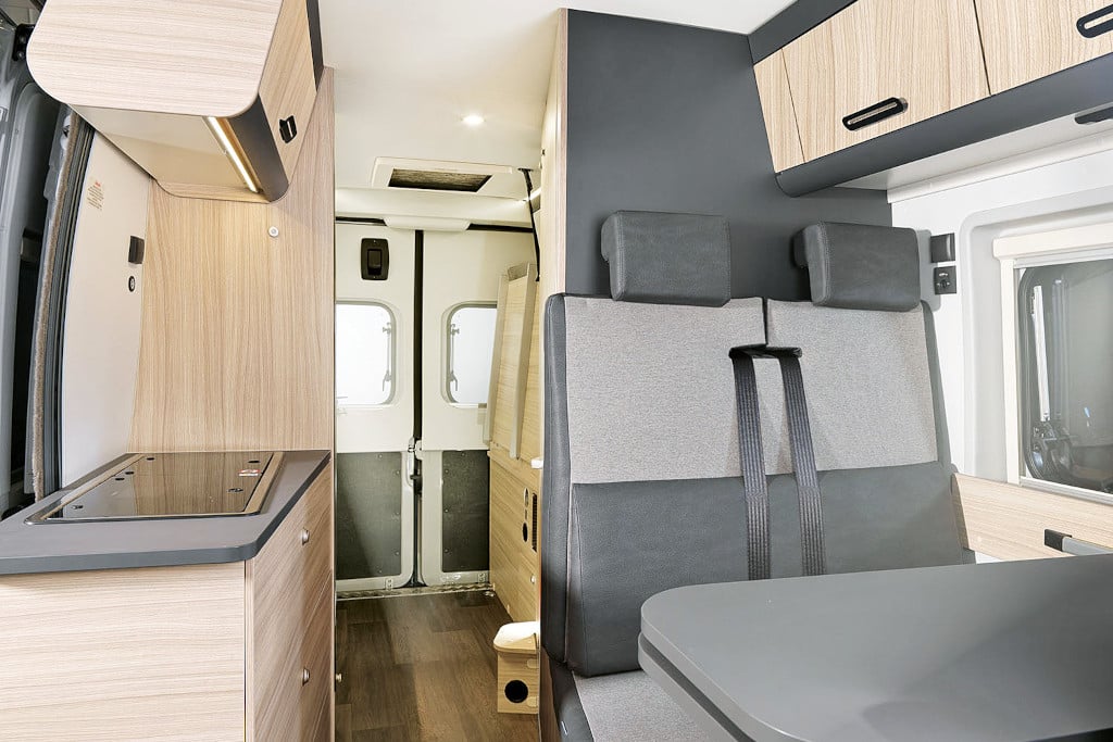 Zweier-Sitzbank in hell- und dunkelgrau, helle Möbel, Küche mit hellgrauer Platte