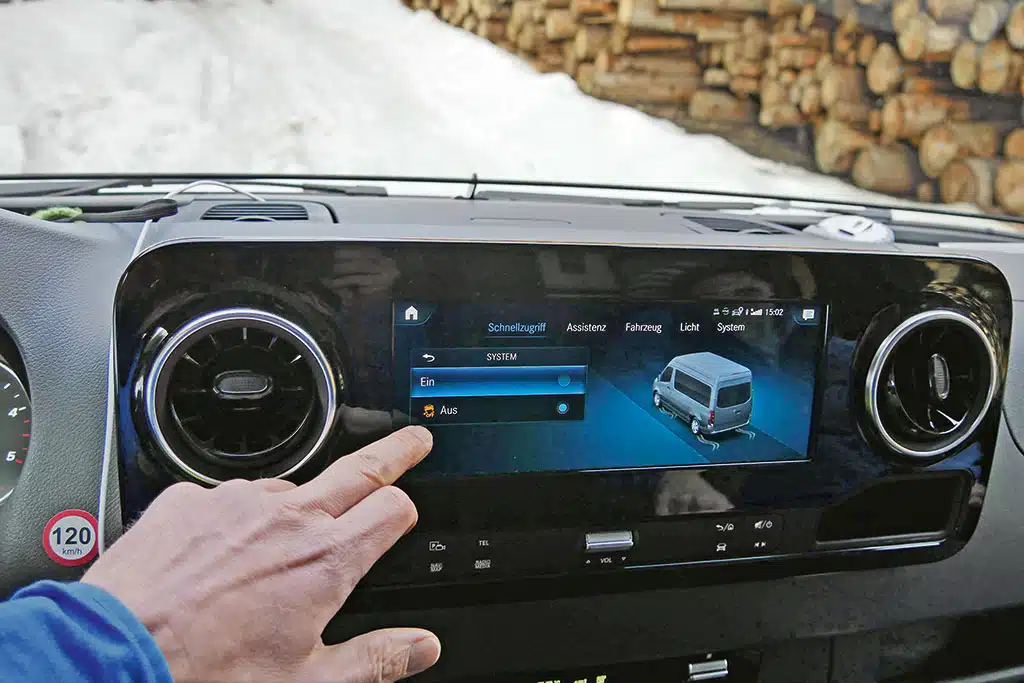 Touchpad im Campervan-Cockpit
