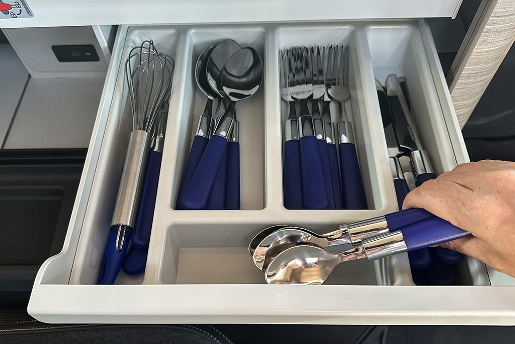 Besteckschublade im neuen VW California Ocean Campervan.