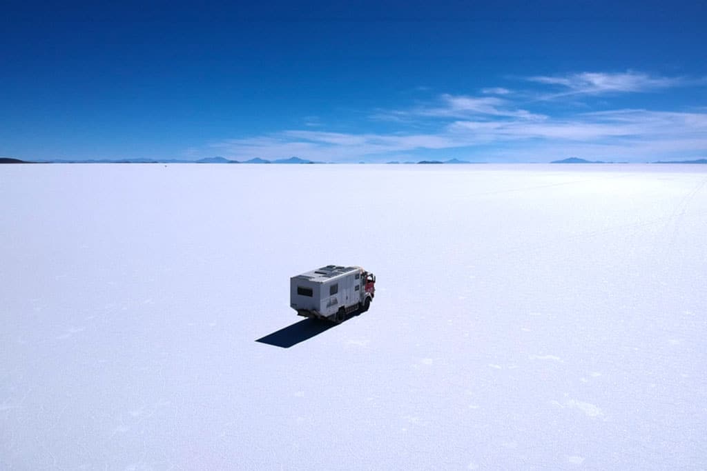 Expeditionsmobil durchquert eine weiße Wüstenlandschaft