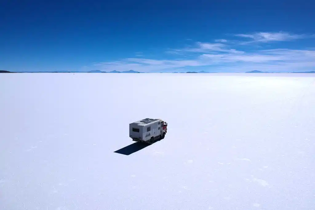 Expeditionsmobil durchquert eine weiße Wüstenlandschaft