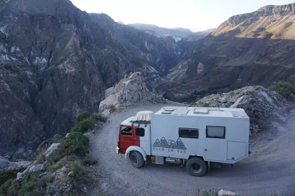 Expeditionsmobil auf einer kurvigen Straße im Gebirge