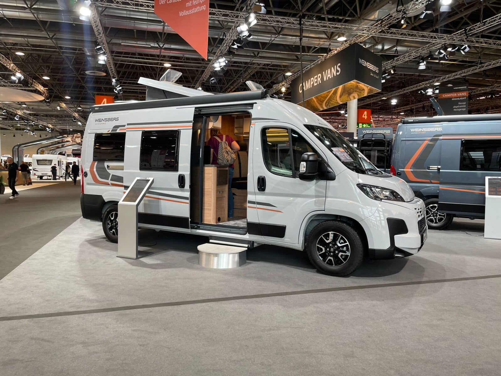 Weißer Campervan in einer Messehalle