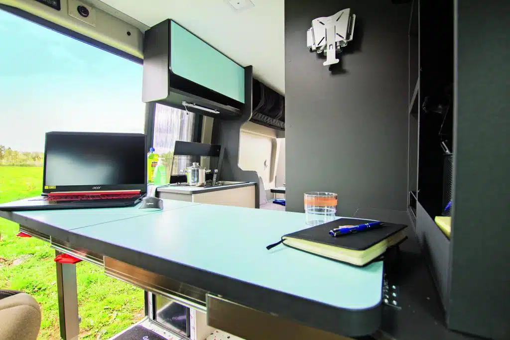 Großer Tisch im Campervan