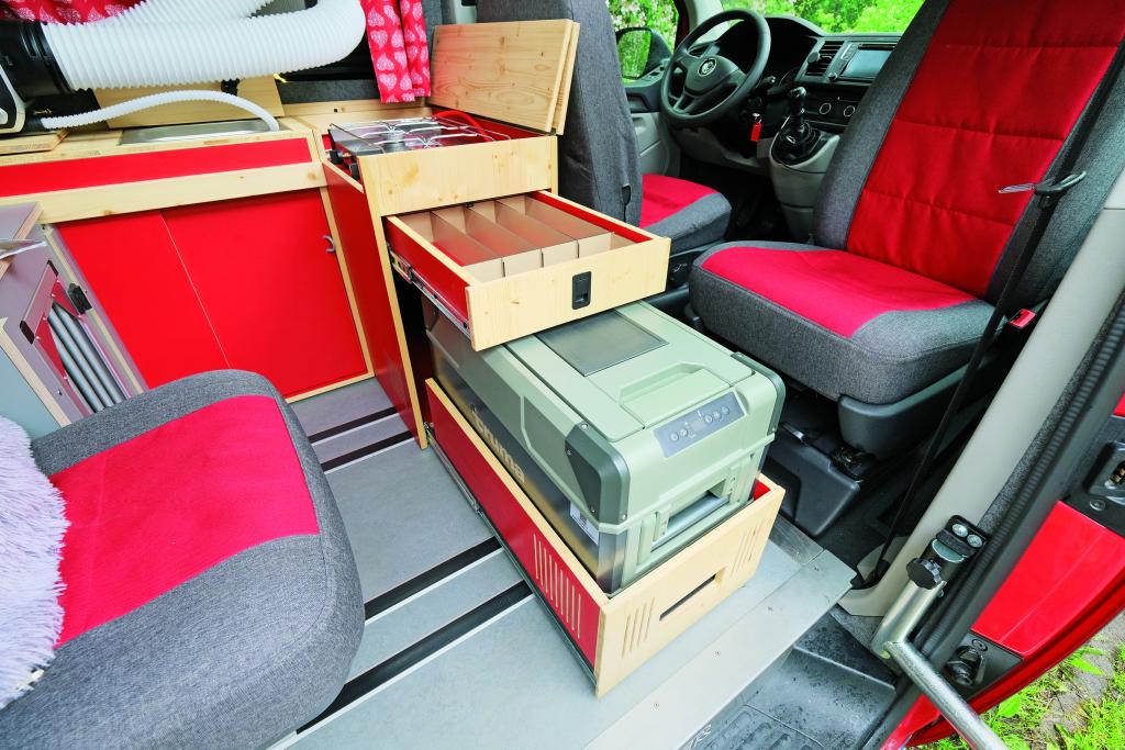 Ausziehbare Kühlbox im Campingbus