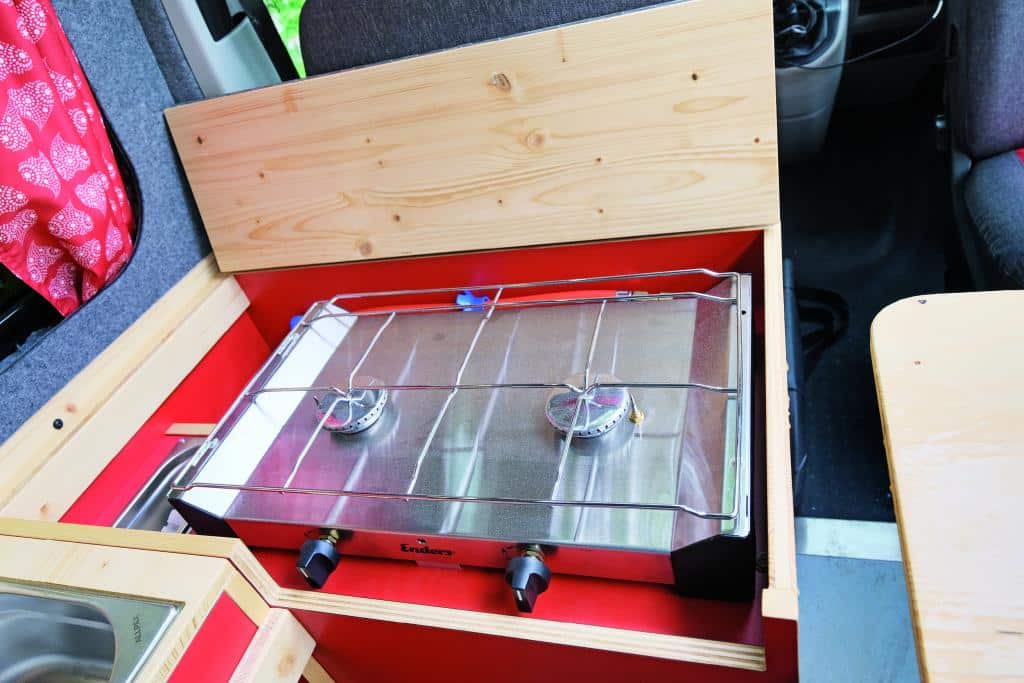 Herausnehmbarer Herd im Campingbus