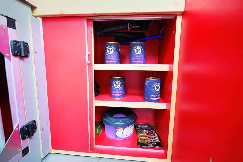 Roter Stauschrank gefüllt mit mehreren Dosen