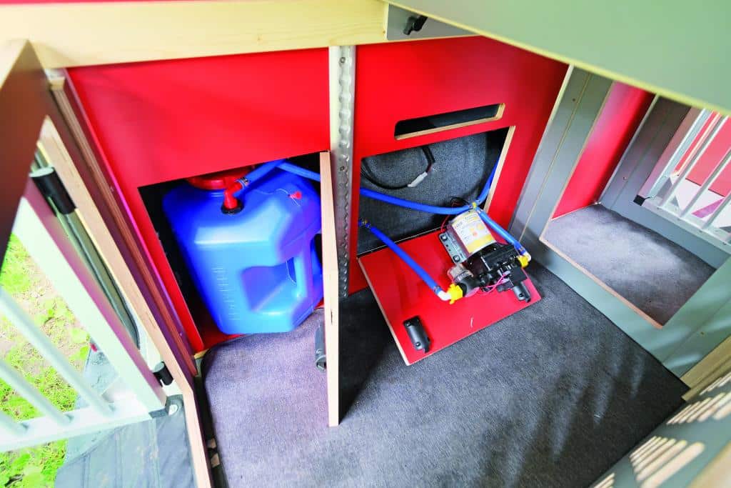 Wasserkanister im Stauschrank