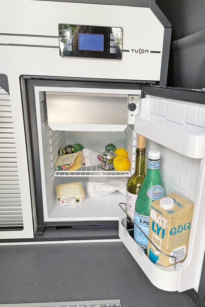 Kleiner Kühlschrank im Campingbus
