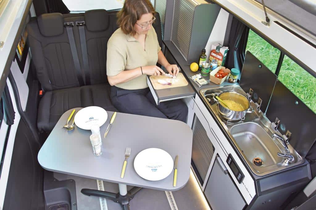 Blick von oben auf den Wohnbereich im Campingbus