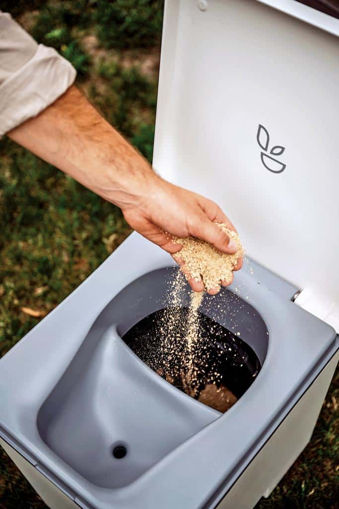 Befüllung einer Trockentrenntoilette mit Einstreu
