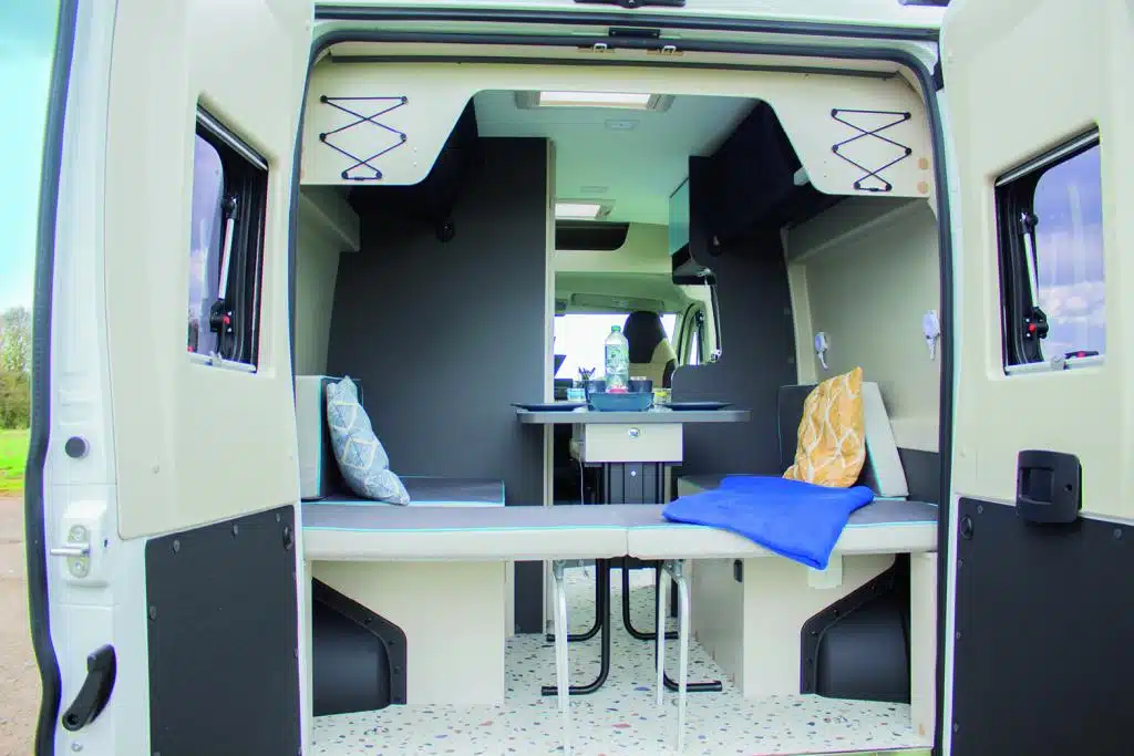 Campervan-Interieur Heckansicht