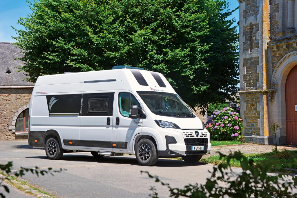 Dreamer Camper Sport (2025): Weißer Kastenwagen auf einem Parkplatz