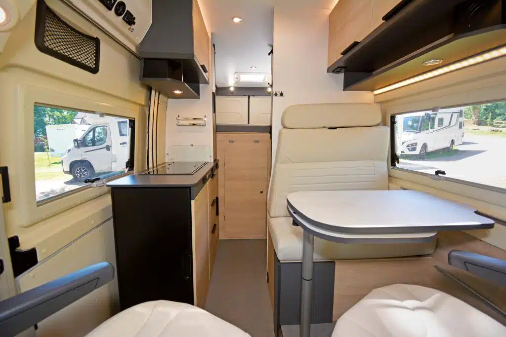 Ausgebauter Campervan mit hellem Möbiliar