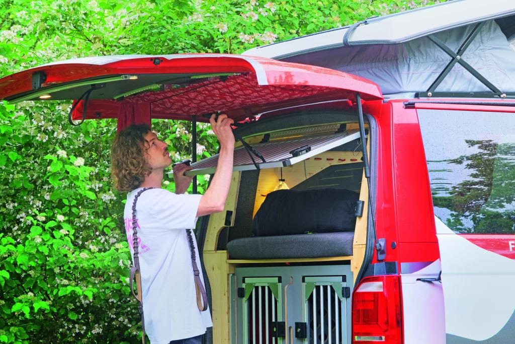 Offene Heckklappe und an dieser arretierbare Gittertür