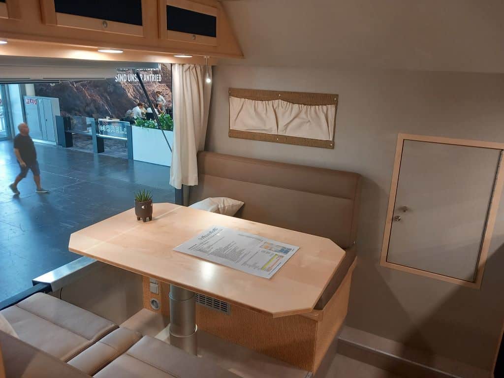 Tisch und Sitzgelegenheit im Expeditionsmobil