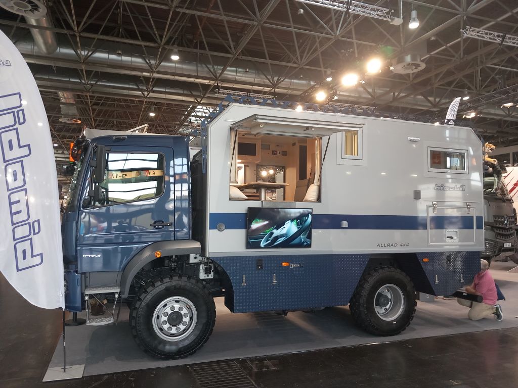 Expeditions-Truck in einer Messehalle