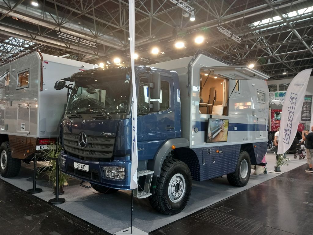 Expeditionsmobil in einer Messehalle