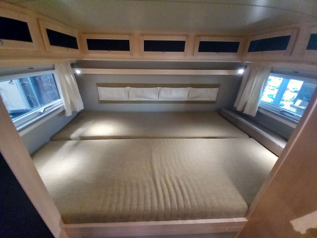 Doppelbett im Expeditionsmobil