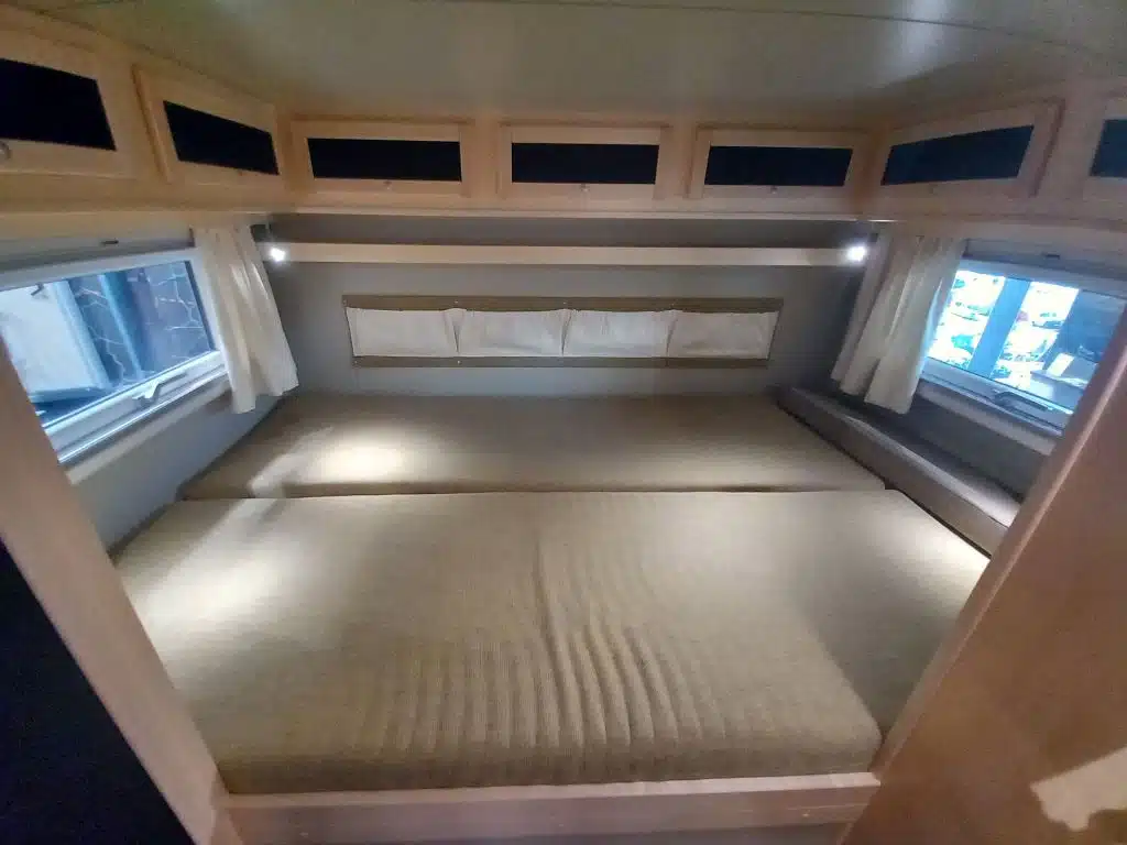 Doppelbett im Expeditionsmobil