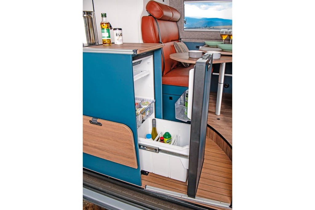 Küchenmodul mit herausziehbarer Kühlschublade