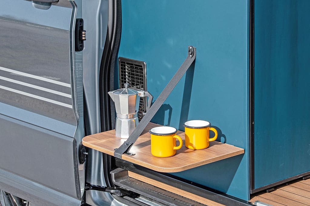 Kleiner Außen-Klapptisch an der Außenseite des Küchenmoduls im Campervan