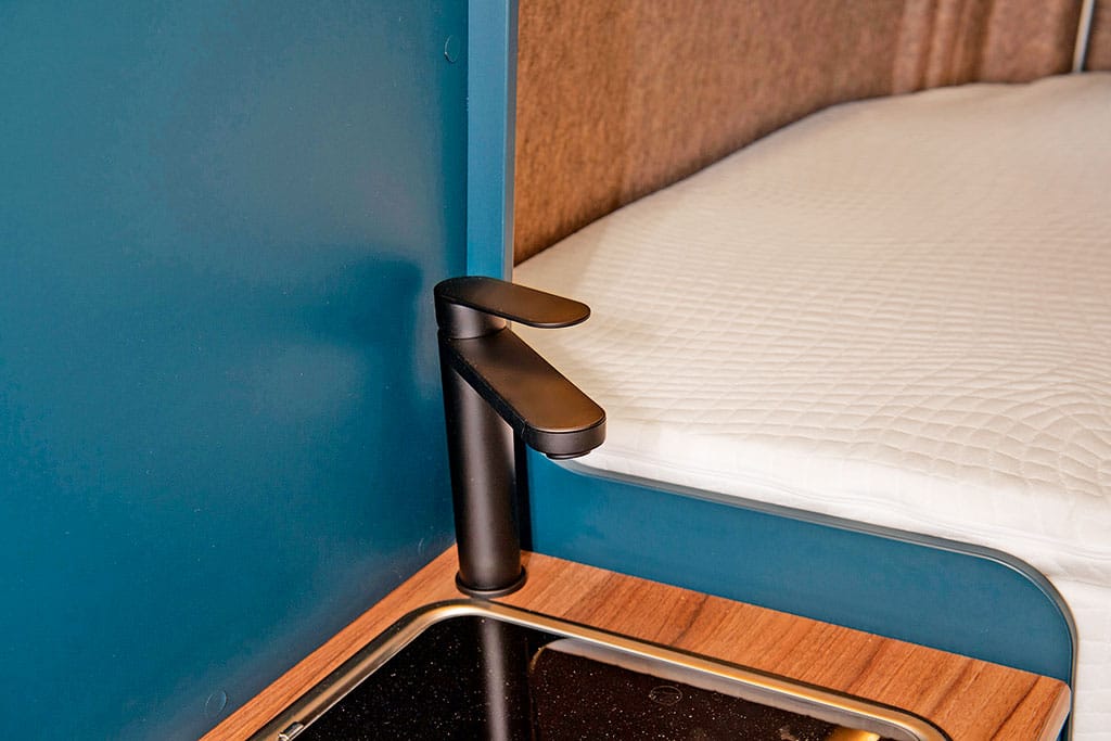 Schwarzer Wasserhahn im Campervan