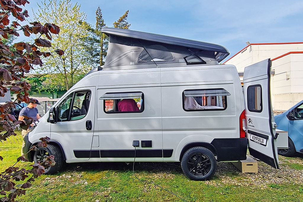 Weißer Kastenwagen mit Aufstelldach