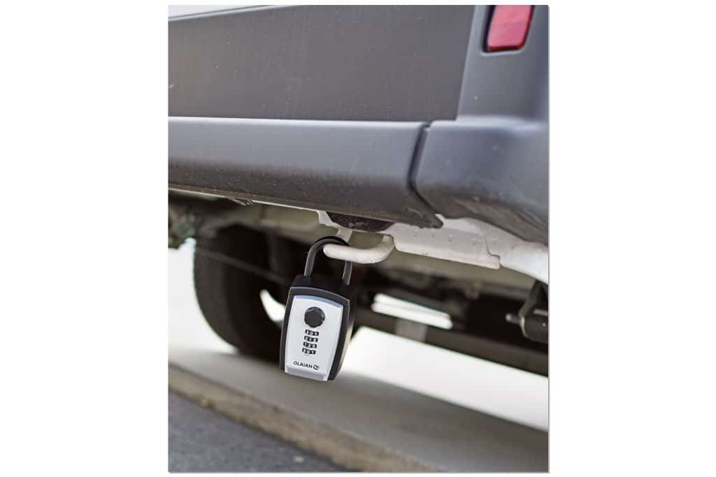 Schlüsselsafe am Auto befestigt