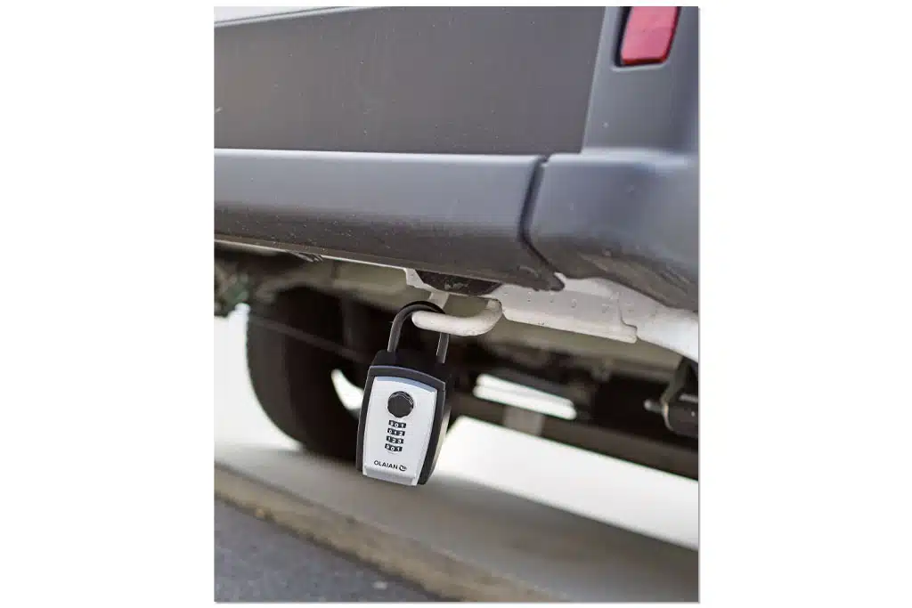 Schlüsselsafe am Auto befestigt