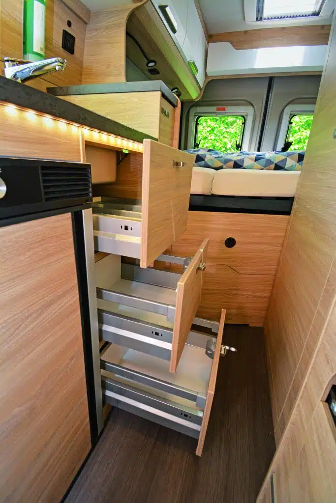 Ausziehbare Schubladen im Campervan-Küchenmodel