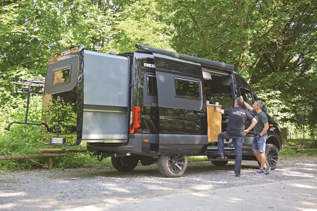 Starvan Rebel 4x4: Schwarzer Kastenwagen-Campervan mit großem Wohn-Heckauszug
